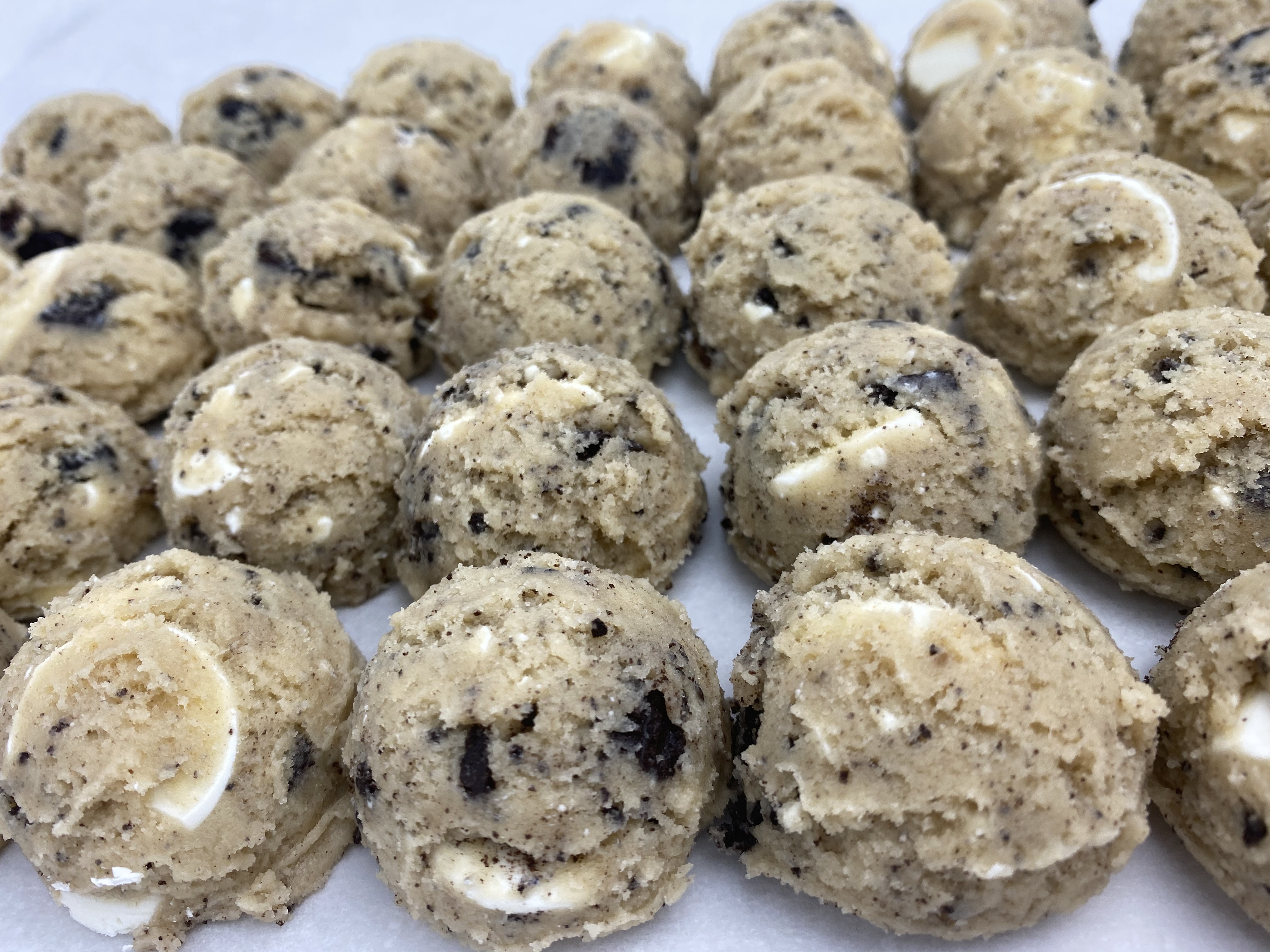 COOKIES & CREAM - 32oz container makes 21 cookies