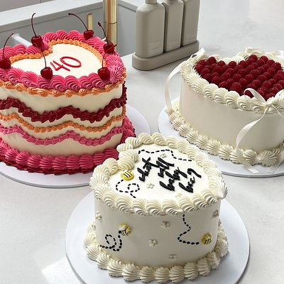 Custom Vintage Style Heart/Round Cakes 