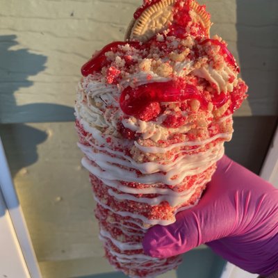 (entire Cup Edible) THE FULLY LOADED NEW EDIBLE 16oz CUP : Strawberry Shortcake 🍰🍓🔥Cup Made Of Chocolate, Strawberry Crunch, Cake , Strawberry Glaze, And Cheesecake W/ A Golden Oreo Topping Also Comes W/ Optional Strawberries On Top 
