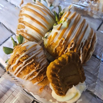 12 White Chocolate Dip Strawberries With Milk Chocolate Drizzle 