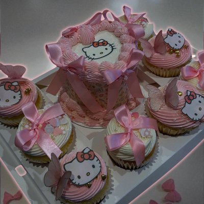 5inch Mini Cake + 8 Cupcakes 