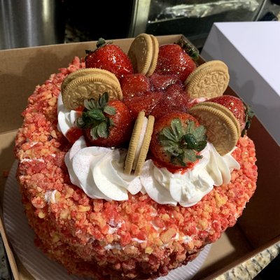 Strawberry Crunch Cake 