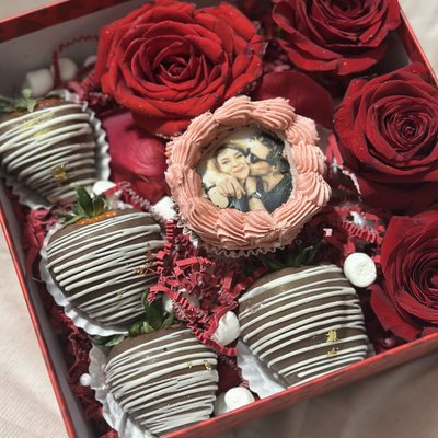 BURN AWAY CUPCAKE, 4 ROSES & 4 STRAWBERRIES BOX