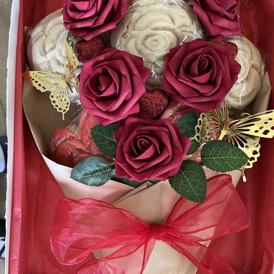 Concha Bouquet W/ FAKE FLOWERS
