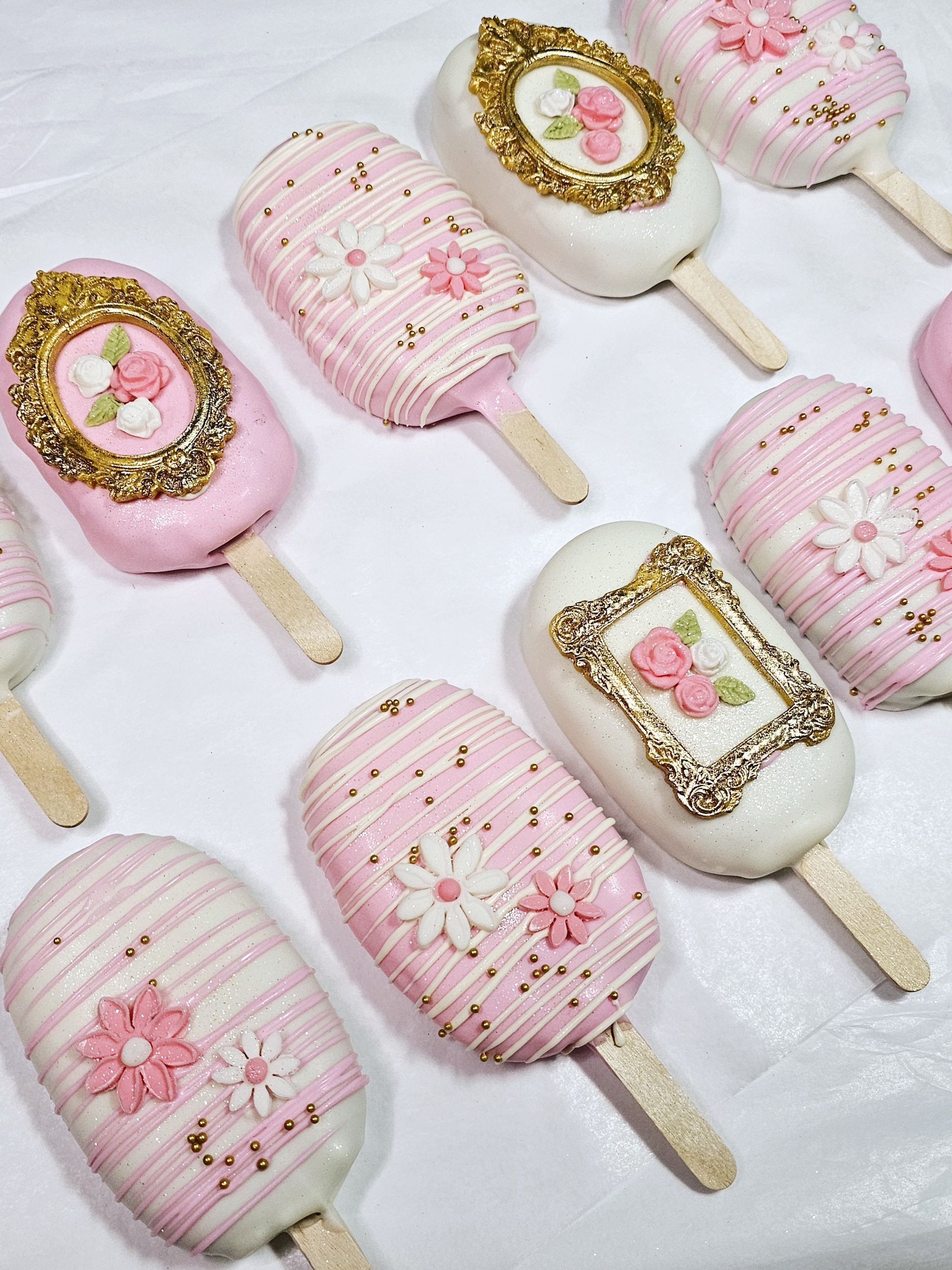 Cakesicles $15.00 per 1/2 dozen (6 Cakesicles)