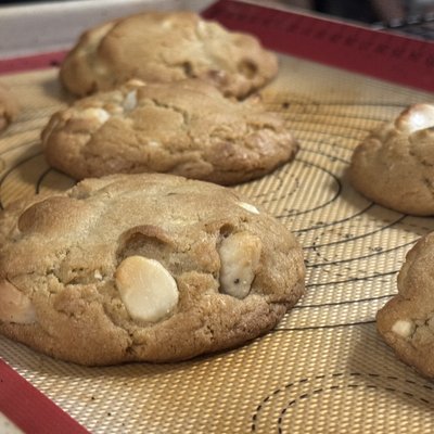 White Chocolate Mac-Nut Cookies 