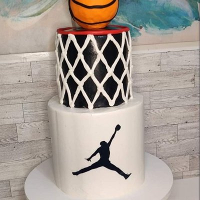 6in/8in Tiered Cake Serves 35-40 Guests