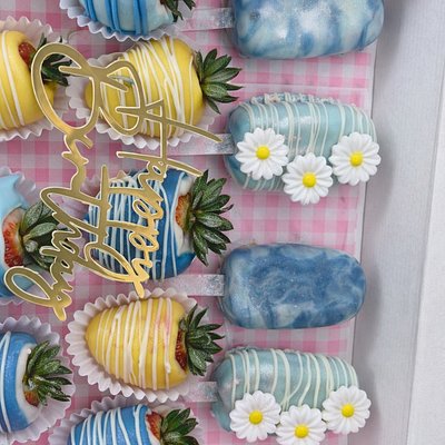 Berry & Cake Pop Treat Box