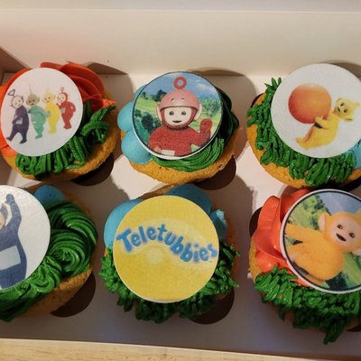 6 Vanilla Cupcakes 