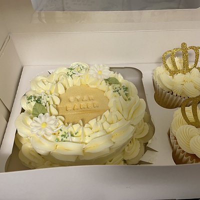 Bento Cake With 2 Cupcakes