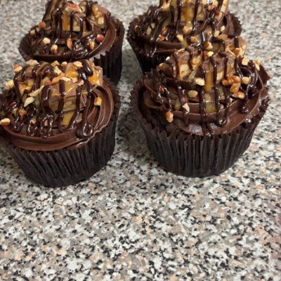 🧁🍫 8 Count JUMBO SNICKERS CUPCAKES 