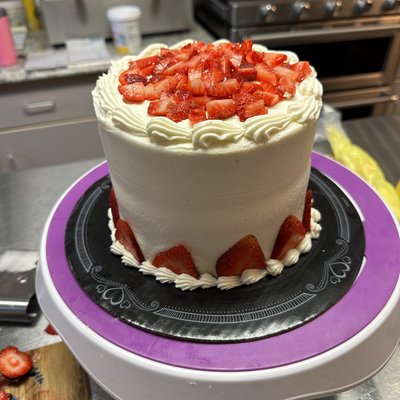 Vanilla Cake With Strawberries 6 Inch 