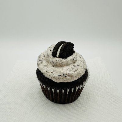 12 Chocolate Cupcakes w/ Oreo Buttercream 