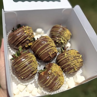 6 Dubai Stuffed Strawberries 