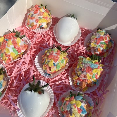 Fruity Pebbles Chocolate Covered Strawberries 