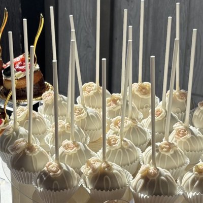 (12) Cake Pops 