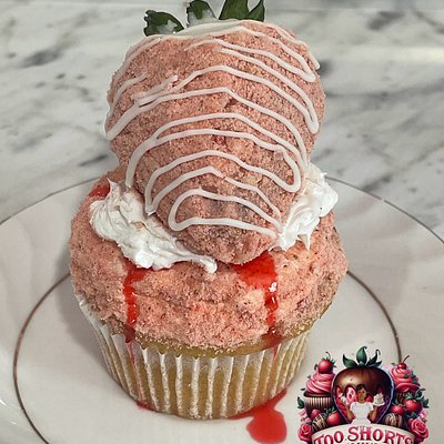 6 Cupcakes Topped W/ Chocolate Covered Strawberries 