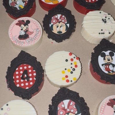 Minnie Mouse Chocolate Covered Oreos