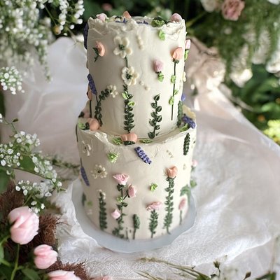 Two Tier Cake - Feeds 15-20