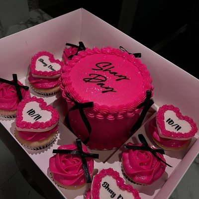 Bento Cake With 8 Cupcakes 