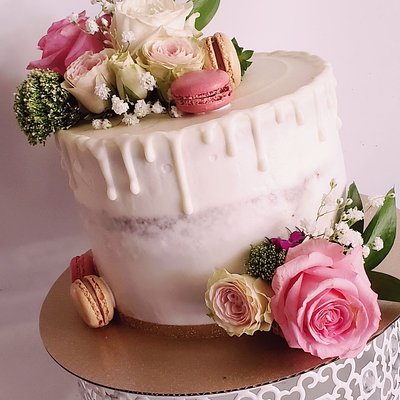 Semi Naked Drip Cake (Flowers)
